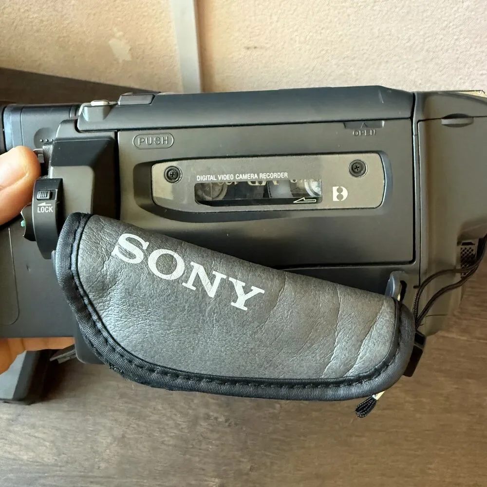 Sony Handycam DCR-TRV520 Digital8 Camcorder Plays Hi8 8mm Transfer Bundle